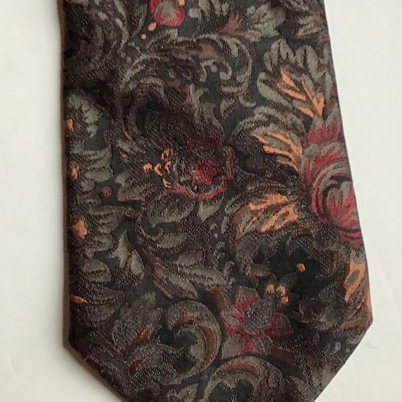 Dolce & Gabbana  dark colours print  Soie/ silk tie made in Italy 🇮🇹 - Picture 4 of 7